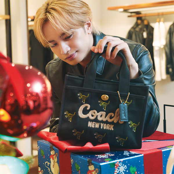 ホリデーギフトを探している中島健人さん COACHでのショッピングを