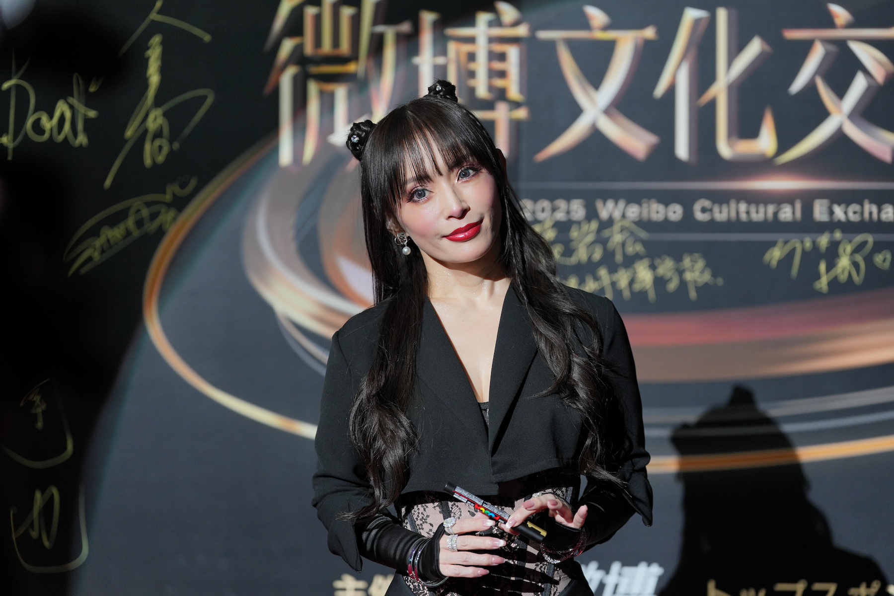 恐⻯ショー、ちいかわ…トリは浜崎あゆみ！豪華⼀夜の「2025 微博（ウェイボー）⽂化交流ナイト」をレポート。