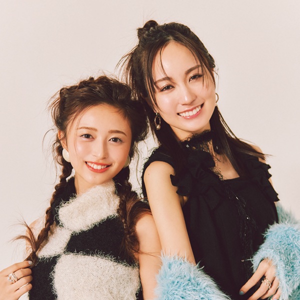 乃木坂46・賀喜遥香 × 井上和｜令和の景色にも溶け込む20世紀キラキラファッション