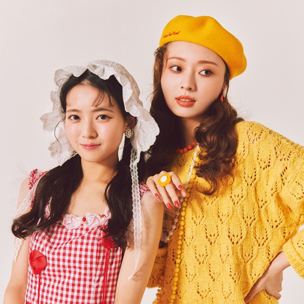 乃木坂46・梅澤美波 × 瀬戸口心月｜上り坂！な昭和の日本を感じるカラフルスタイルにわくわく