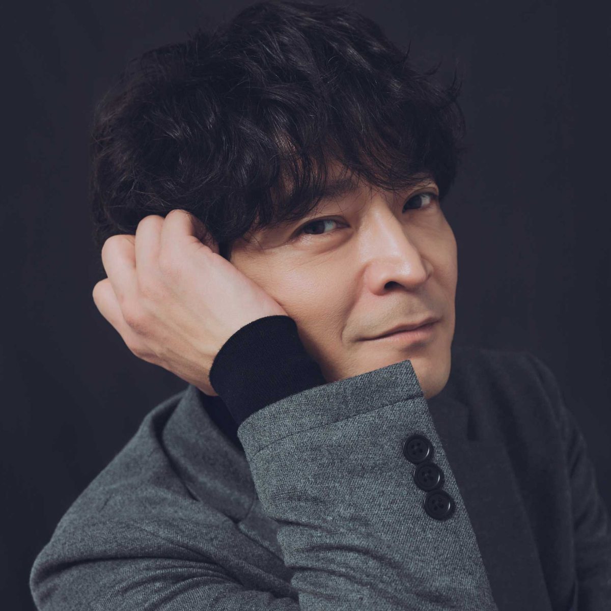 津田健次郎 『恋愛裁判』でアイドル事務所社長を演じる。「シビアさもロマンも両方ある作品」