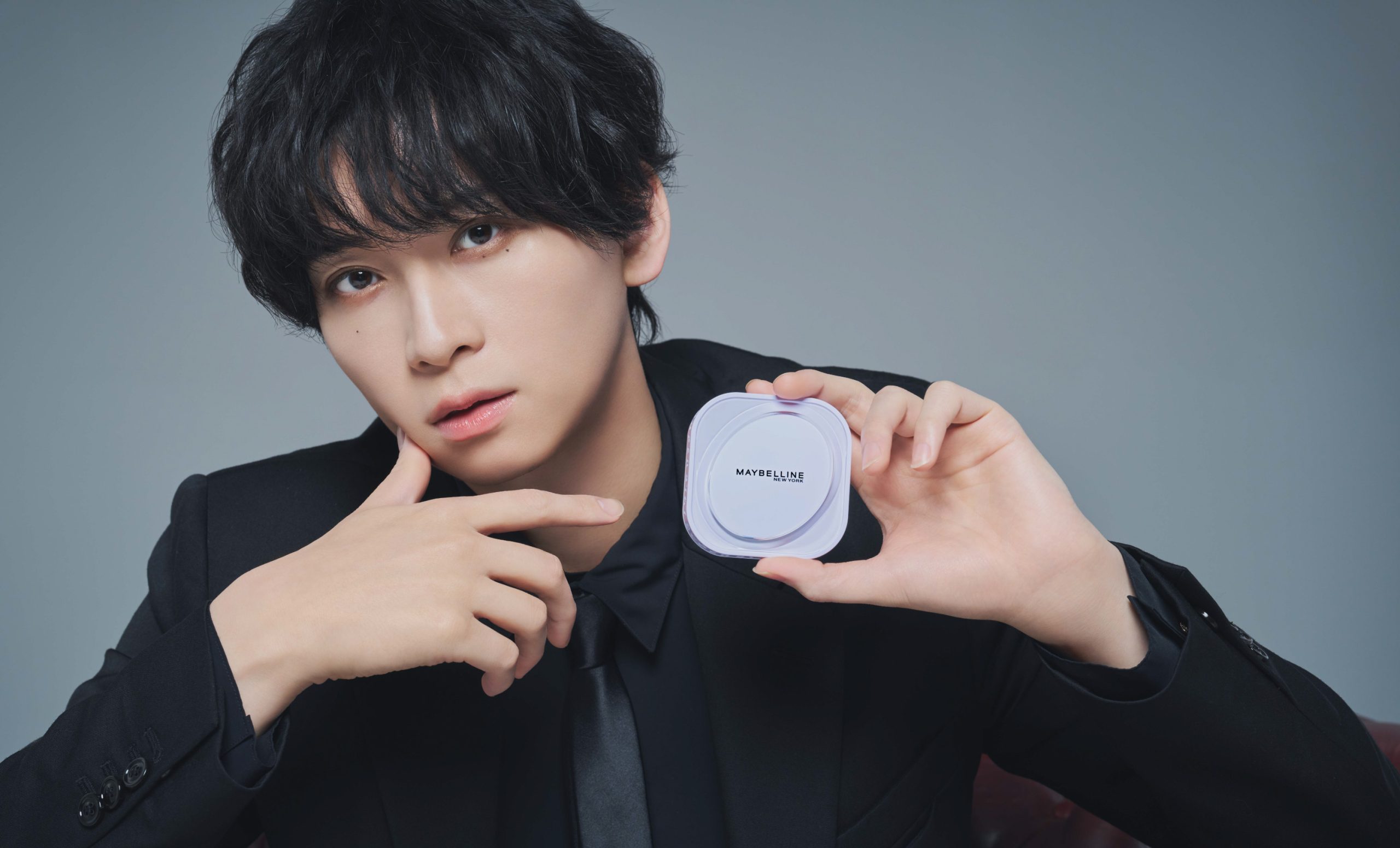 俳優、社長…超多忙！ 二刀流の舞台俳優・荒牧慶彦の“2.5次元級美肌”を