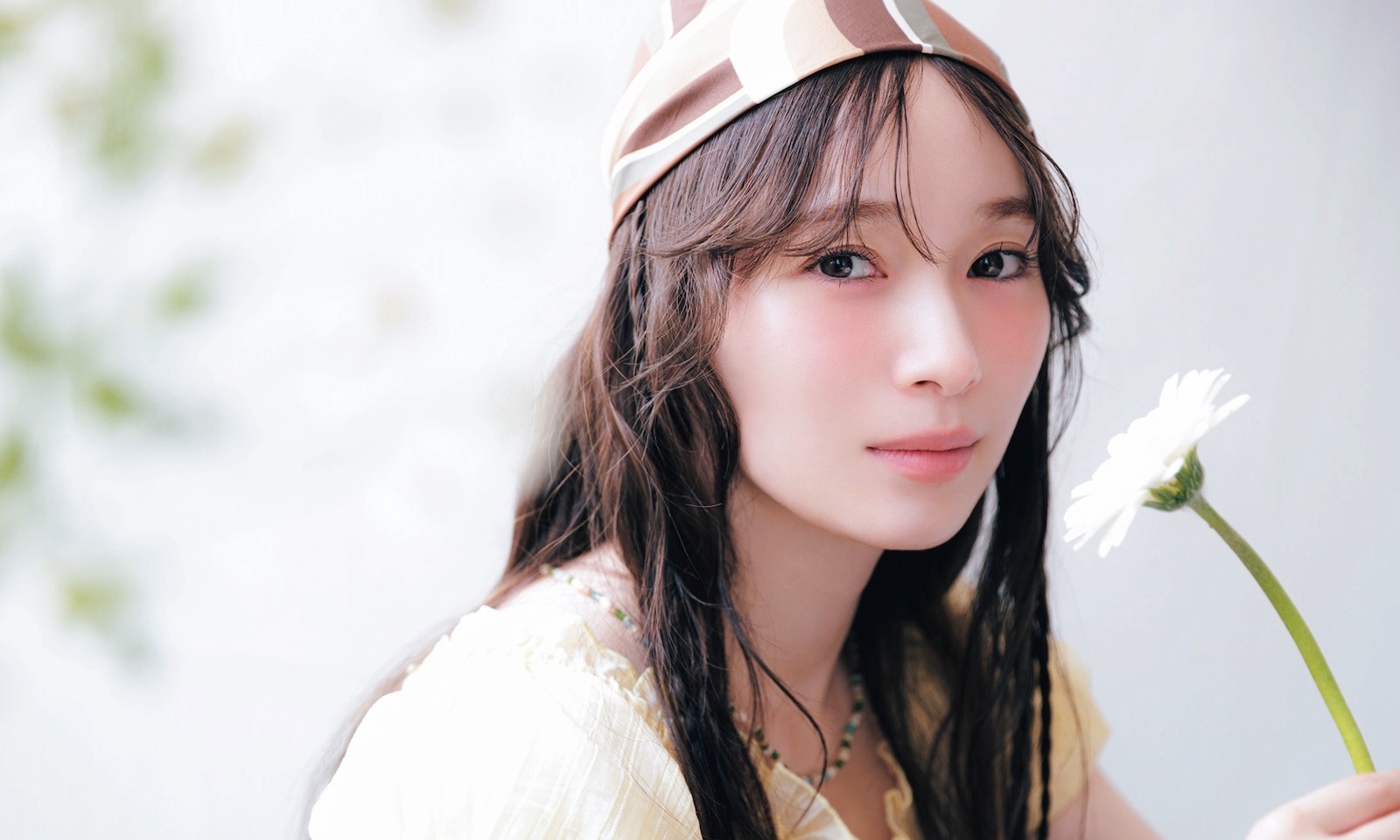 櫻坂46・守屋麗奈が夏の最旬ヘアアレンジに挑戦！ 「細めの三つ編みが大人な感じ」