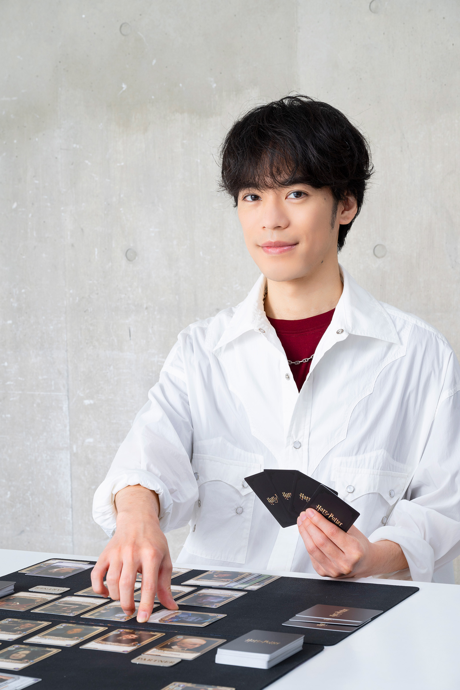 小野賢章さんがハリー・ポッター公式トレカを初体験！ ファン必見のカードの世界へ