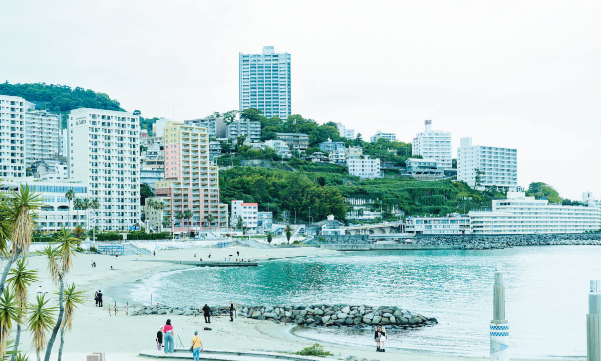 熱海・海と山を望む定番温泉地で、ノスタルジックな時間旅行を